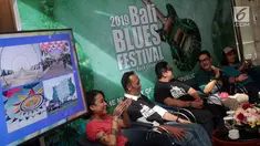 Managing Director The Nusa Dua I Gusti Ngurah Ardita, Asdep Pengembangan Pemasaran I Regional III Kemenpar M. Ricky Fauziyani, CEO Pregina Art Showbiz Gusti Mantra dan vokalis GBS Gugun memberi keterangan pers "Road to Bali Blues Festival 2019", Jakarta, Rabu (10/7/2019). (Liputan6.com/Johan Tallo)