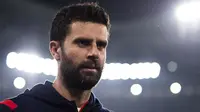 Pada musim ini, Thiago Motta ditunjuk untuk menggantikan Vincenzo Italiano untuk menukangi Spezia di umurnya yang masih 39 tahun. Meski tidak terlalu berjalan manis di awal kariernya sebagai pelatih, Motta merupakan sosok mantan pemain yang penuh pengalaman. (AFP/Marco Bertorello)