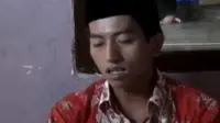 Rasa prihatin kurangnya pelajaran ilmu agama Islam di kalangan anak-anak warga sekitar, pedagang cilok ini merangkap jadi guru ngaji.