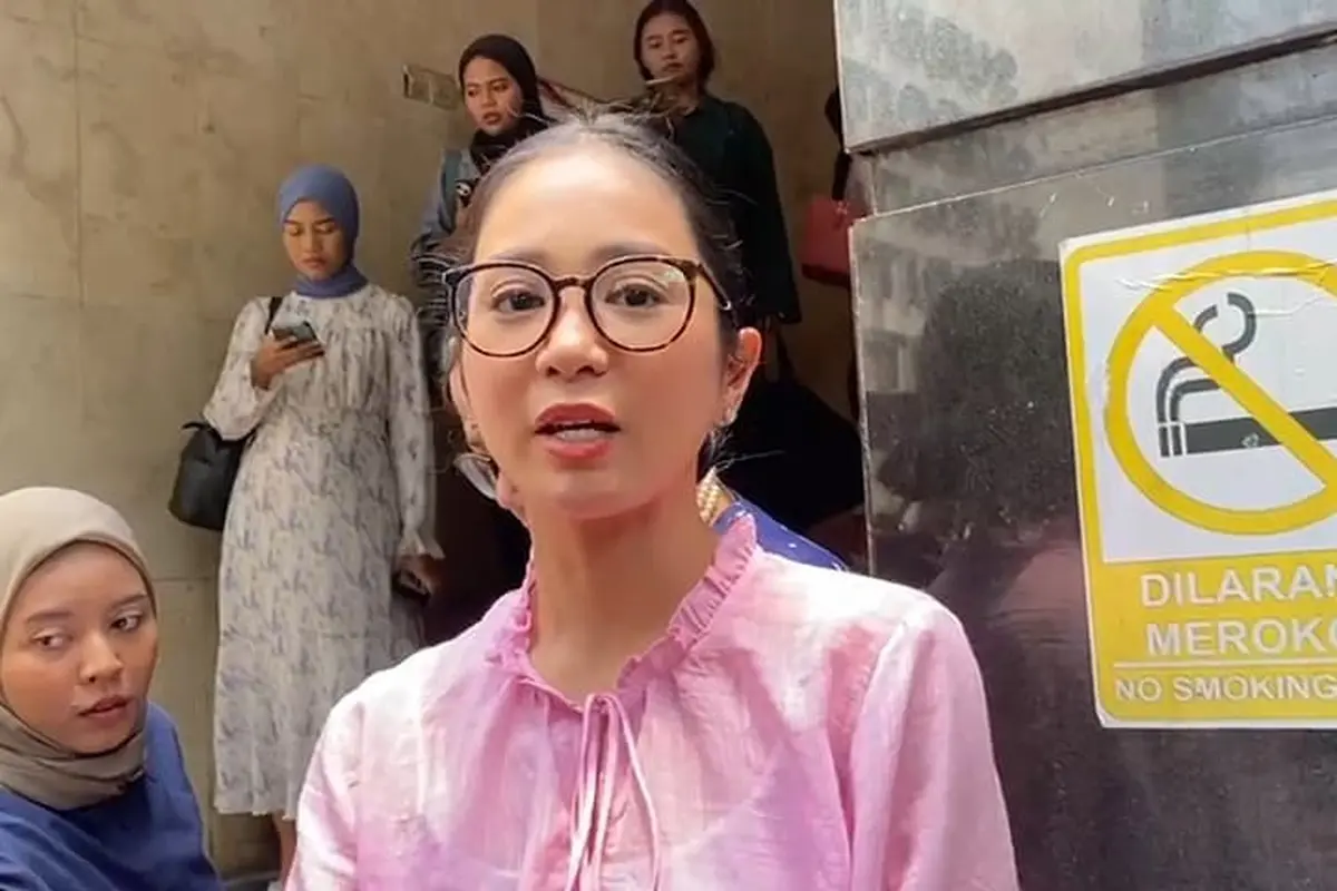 Aktris Bunga Nurlaila Martha Sari Zainal Fazri alias Bunga Zainal datang ke Polda Metro Jaya sebagai  saksi pelapor atas dugaan penipuan dan penggelapan.