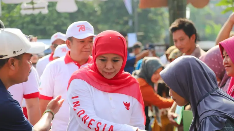 Gubernur Jawa Timur Khofifah Indar Parawansa menyapa warga  Jember (Istimewa)