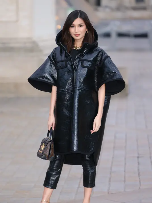 Bintang film Crazy Rich Asian dan Eternals Gemma Chan, tampil memukau saat menghadiri peragaan Busana Louis Vuitton. Akris  38 tahun ini memamerkan selera gayanya dalam balutan mantel hitam yang eye-catching dengan lengan mengembang dan kerah yang dramatis. (Dok/Louis Vuitton).