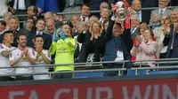 Manajer Manchester United (MU), Louis van Gaal, saat mengangkat trofi Piala FA, di Stadion Wembley, Sabtu (21/5/2016). MU meraih gelar tersebut usai mengalahkan Crystal Palace, 2-1. (AFP/Ian Kington). 