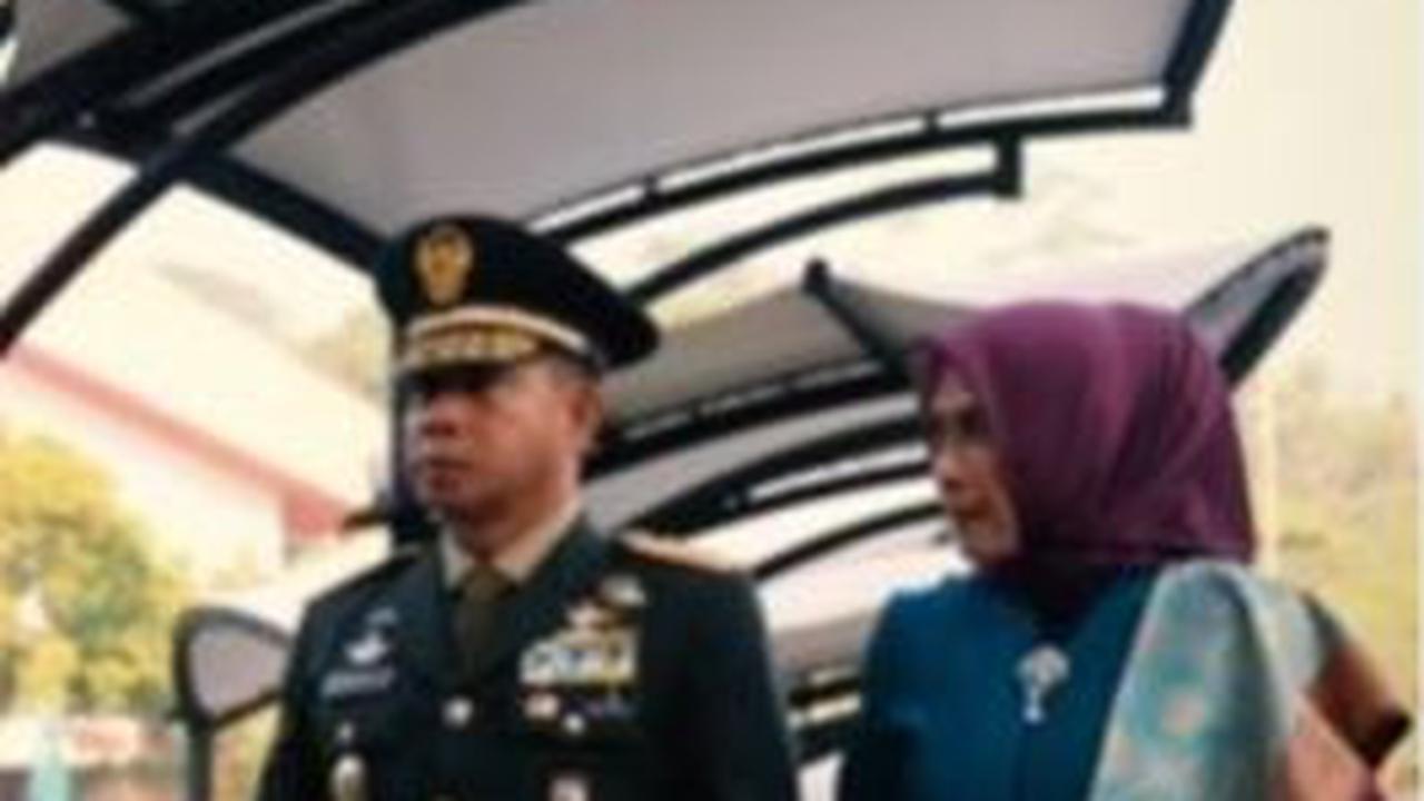 Sosok sang istri menjadi kunci di balik kesuksesan sang jenderal. Istrinya selalu mendampingi KSAD Agus Subiyanto.