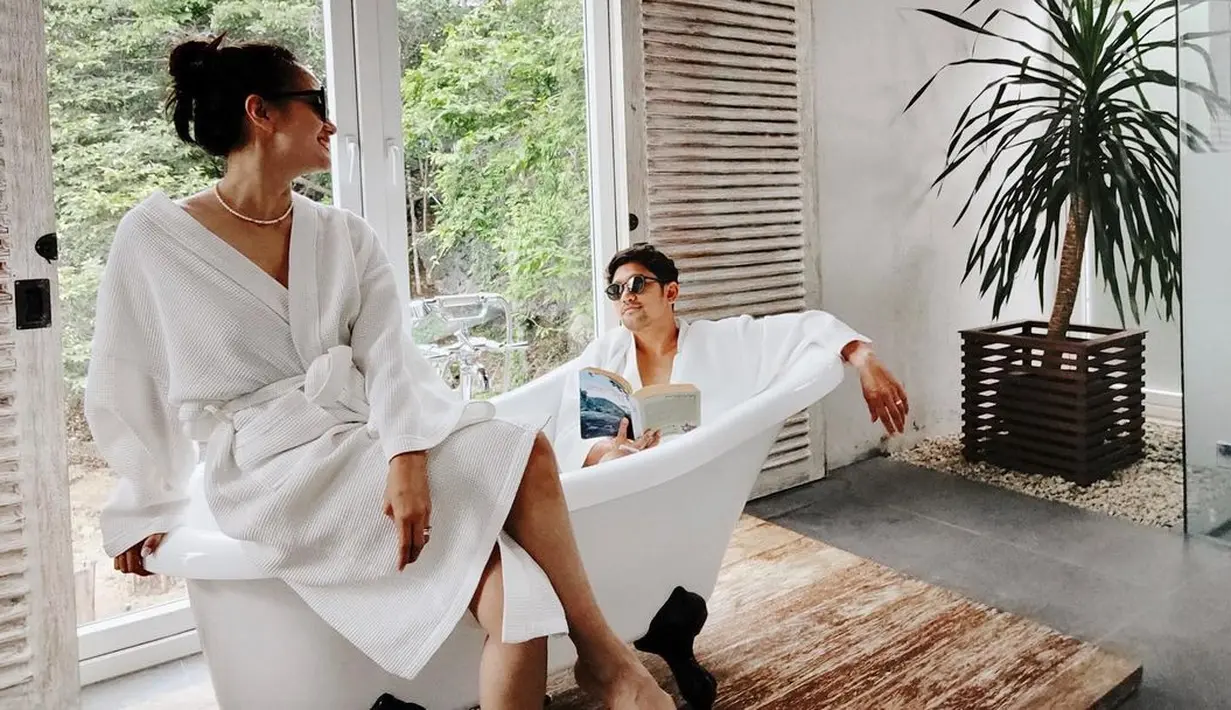 Ririn dan Ibnu Jamil ternyata memiliki jenis makanan favorit yang sama. Bukan khas Internasional, melainkan makanan dari Indonesia yang banyak tidak disukai orang lain karena memiliki bau yang menyengat. Yakni jengkol dan petai. (Instagram/ririnekawati)