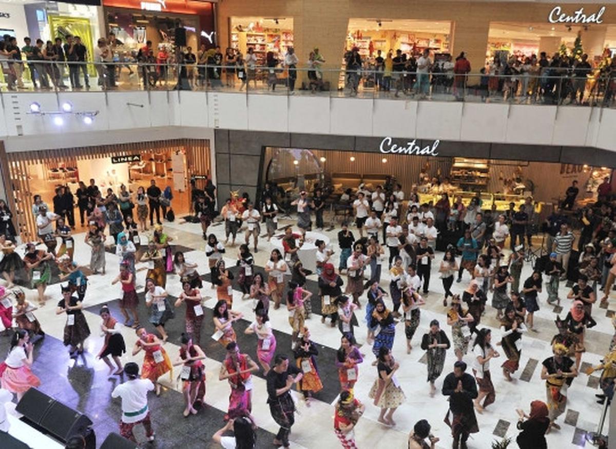 Ribuan peserta Indonesia Menari beraksi di Grand Indonesia