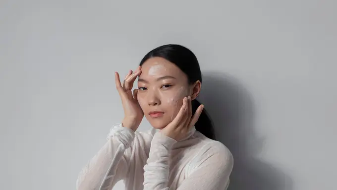 Ilustrasi Memakai Skincare (photo by freepik.com)