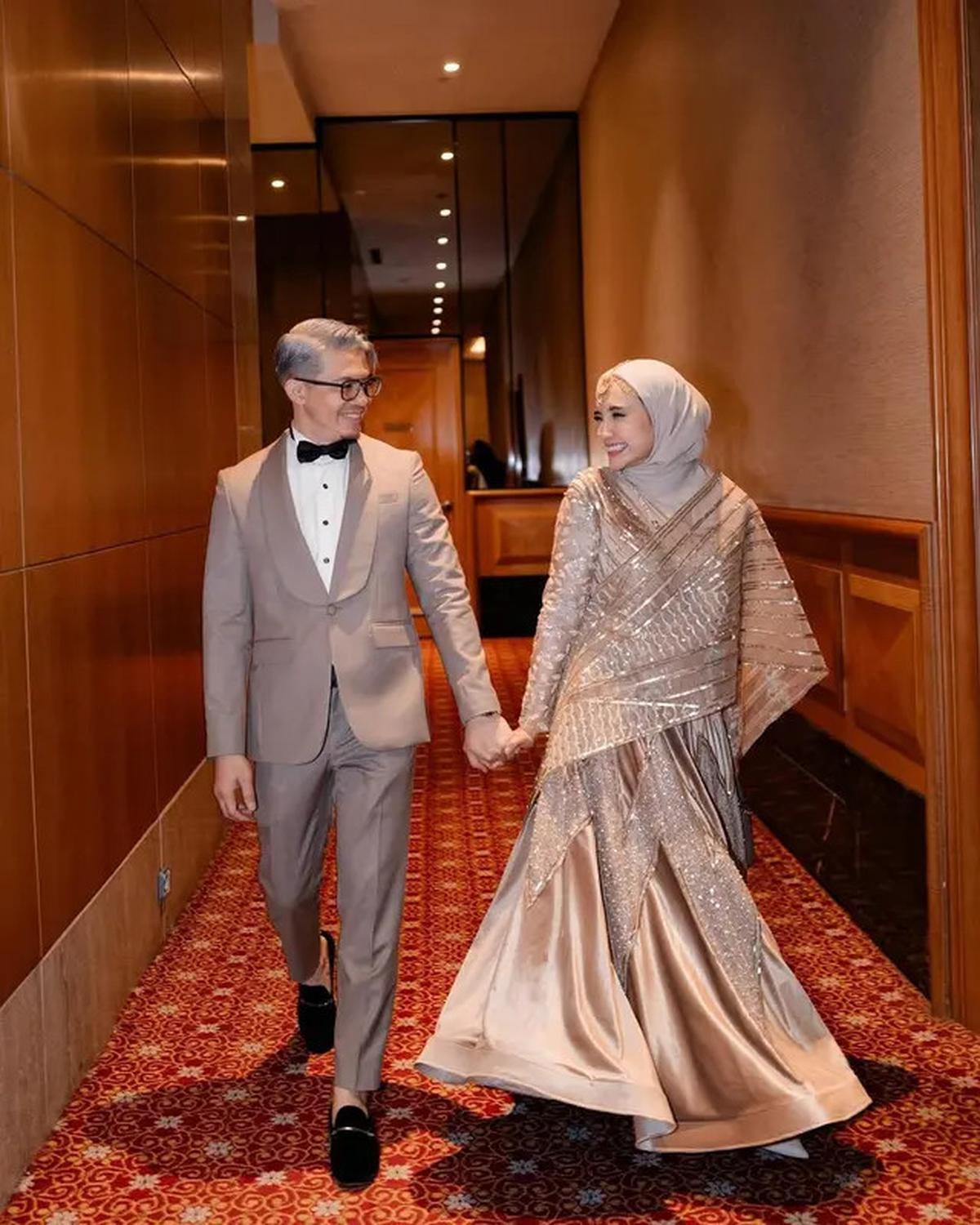6 Potret Irwansyah Kondangan dengan Gaya Rambut Silver, Hot Daddy Dua Anak
