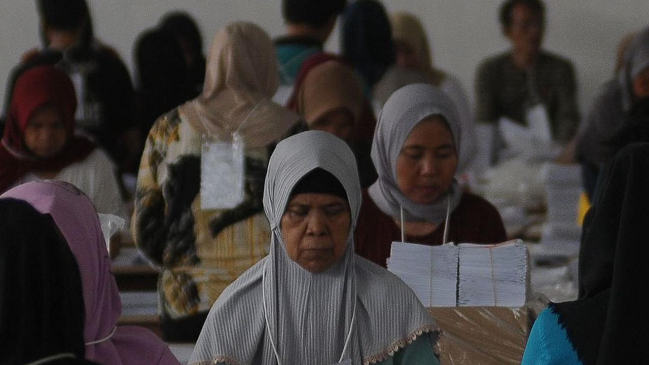 FOTO: Mengintip Sibuknya Petugas Sortir dan Lipat Surat Suara Pemilu 2024 di Pulogadung