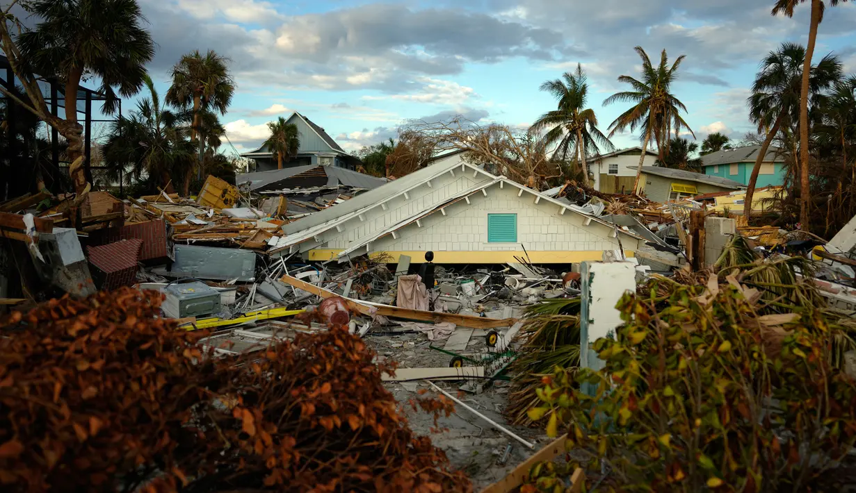 Hanya tersisa atap sebuah rumah setelah satu minggu terjadinya Badai Ian di Pulau San Carlos, Pantai Fort Myers, Florida, Rabu (5/10/2022). Fort Myers menjadi salah satu daerah yang terkena dampak Badai Ian paling parah. (AP Photo/Rebecca Blackwell)