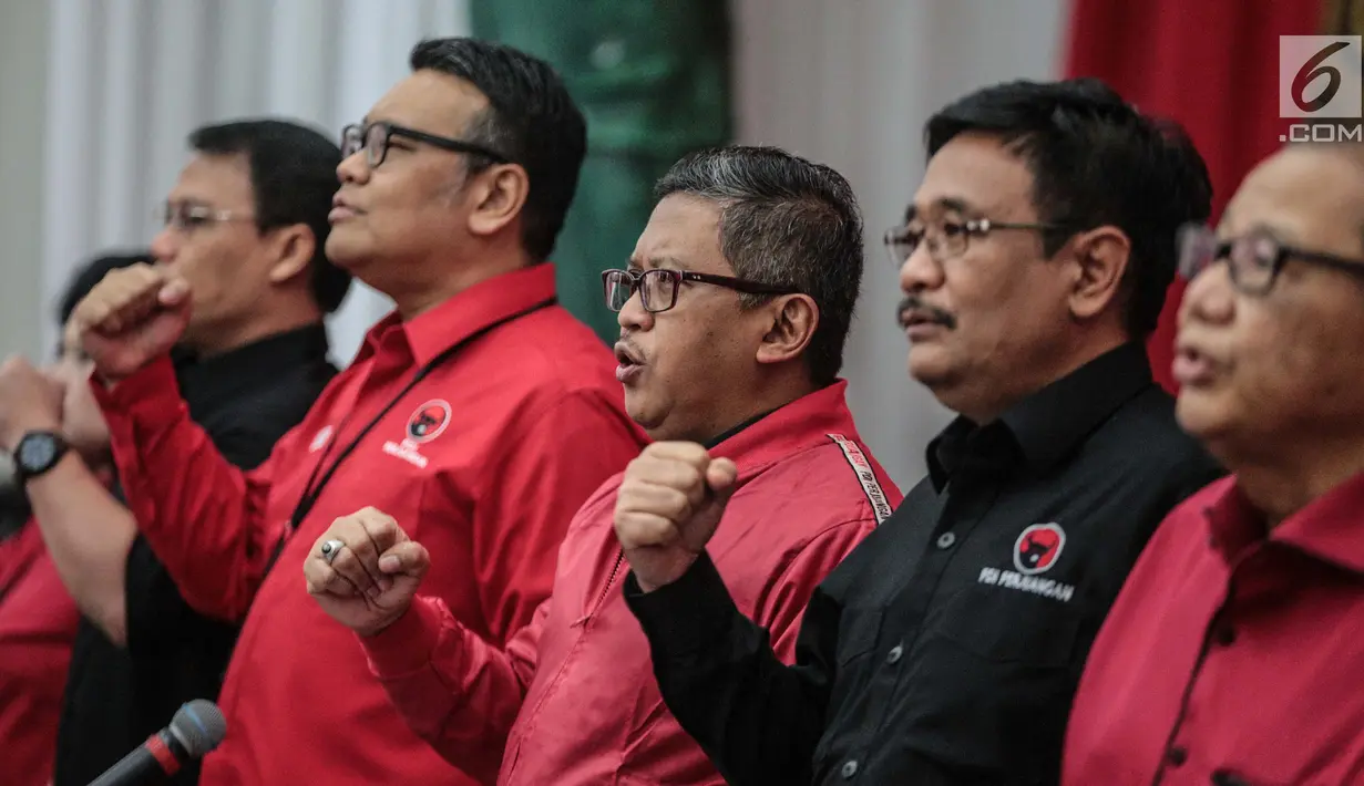 Sekjen PDIP Hasto Kristyanto dan Ketua DPP PDIP Djarot Saiful Hidayat menyanyikan lagu saat membuka Rapat Kordinasi Nasional (Rakornas) pemenangan Pileg dan Pilpres 2019 di kantor DPP PDIP, Jakarta, Sabtu (1/12). (Liputan6.com/Faizal Fanani)