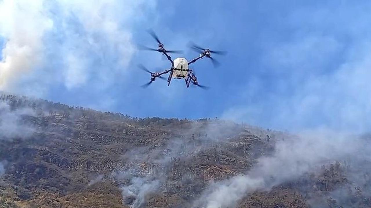 Potret Aksi Drone Bantu Jinakkan Kebakaran Bromo
