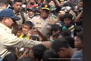 Presiden Prabowo Subianto mengunjungi daerah terdampak banjir di Kabupaten Aceh Tamiang, Provinsi Aceh, Jumat (12/12/2025). Kunjungan Prabowo untuk memastikan penanganan bencana berjalan cepat, tepat, dan terpadu. (Foto: YouTube Sekretariat Presiden)