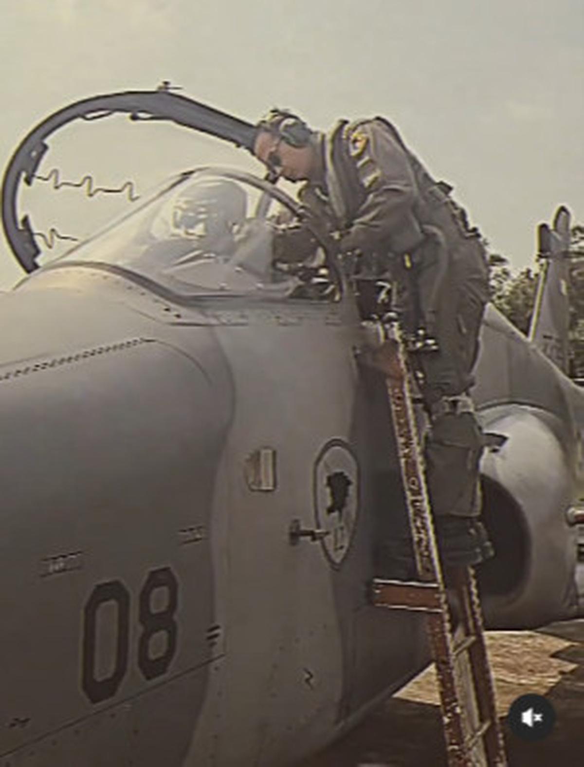 Potret Gagah Pilot The Black Panther Latihan Jelang HUT Ke-79 TNI