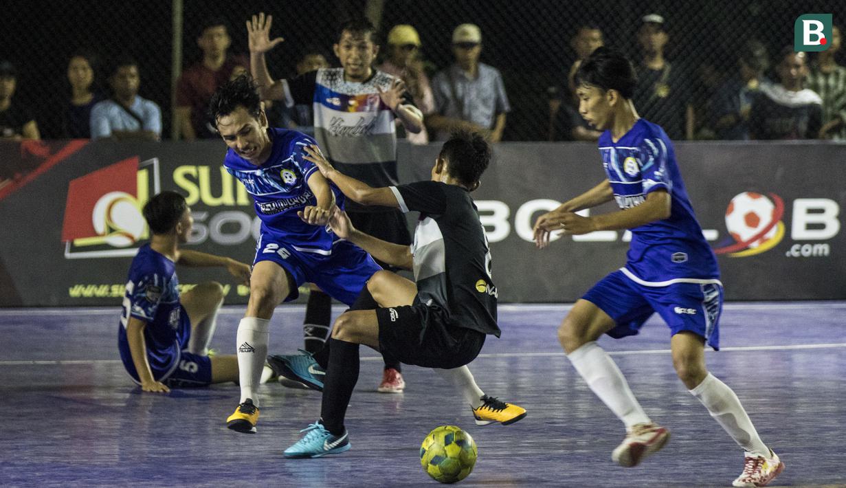 Pemain Al-Falah berebut bola dengan pemain Kerambah Futsal pada Grand Final Futsal Battle di Mall Taman Anggrek, Jakarta, Minggu (14/10). Acara kompetisi futsal tahunan ini berlangsung meriah. (Bola.com/Vitalis Yogi Trisna)