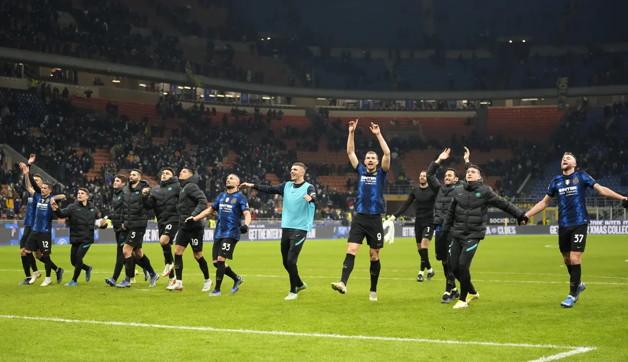 Para pemain Inter Milan merayakan kemenangan melawan Spezia usai pertandingan lanjutan Liga Serie A Italia di Stadion San Siro, di Milan, Italia, Kamis (2/12/2021). Inter Milan menang atas Spezia 2-0. (AP Photo/Luca Bruno)