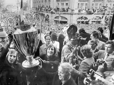 Johan Cruyff dan tim Ajax disambut meriah di Amsterdam setelah menjuarai Piala Champions tahun 1972. (AFP)
