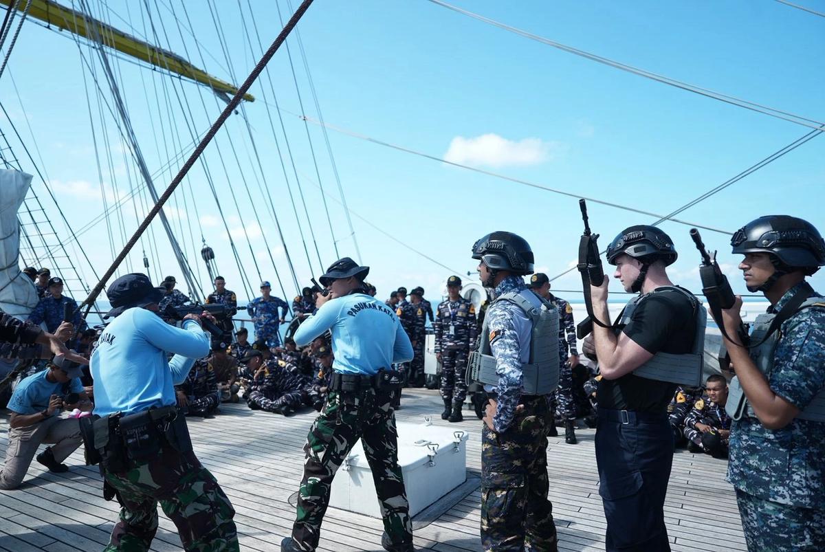 FOTO: Latihan VBSS Warnai Pelayaran Taruna ASEAN di KRI Bima Suci