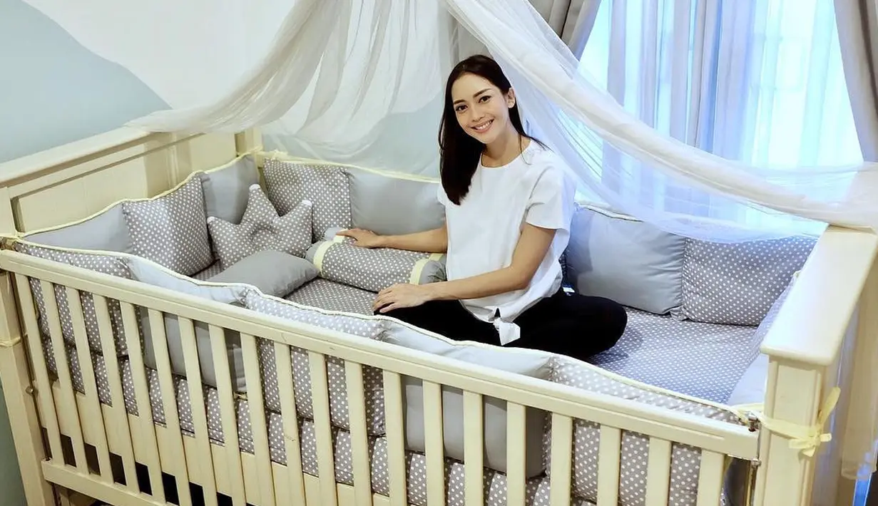 Style monokrom Ririn untuk beraktivitas di rumah seperti ini juga nggak berlebihan. Terlihat santai namun bisa juga dikenakan saat tiba-tiba harus pergi keluar rumah secara dadakan. (Instagram/ririndwiariyanti)