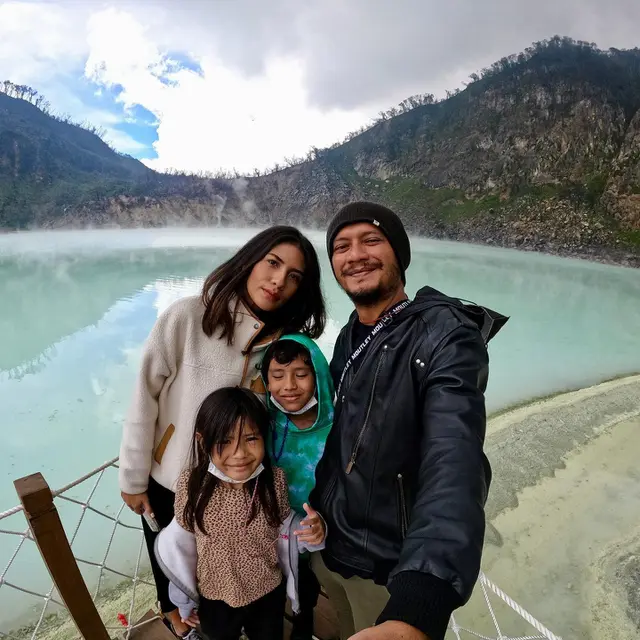 Genap 9 Tahun Menikah, Ini 7 Potret Mesra Eno Netral dan Nadila Ernesta