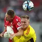 Pemain Wrexham, Paul Mullin (kiri) berebut bola dengan kiper Manchester United, Nathan Bishop pada laga uji coba pramusim di Snapdragon Stadium, San Diego, California, Rabu (25/07/2023) WIB. (AFP/Getty Images/Sean M. Haffey)