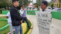 Eli Kristianto, menjajakan ginjalnya di depan Pelabuhan Karimun, Kepulauan Riau. (Foto: Liputan6.com/ajang nurdin)