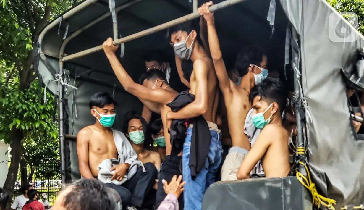 Kendaraan polisi membawa sejumlah remaja yang diamankan saat berkumpul di Kawasan Palmerah, Jakarta, Kamis (8/10/2020). Dari hasil pemeriksaan, mereka turun ke jalan karena mendapatkan undangan dari media sosial untuk melaksanakan aksi unjuk rasa di sekitar DPR. (Liputan6.com/Faizal Fanani)