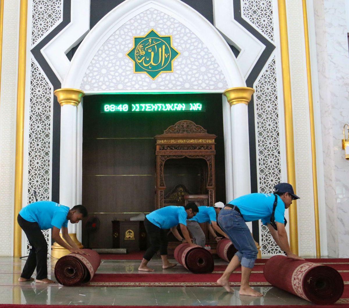 Karyawan PT Matahari Putra Prima, Tbk membersihkan Masjid Jami Al Muhajirin Karawaci, Tangerang, Minggu (3/3/2024). Aksi bersih-bersih masjid bertajuk "Sejuta Bahagia Berbagi Ketupat" ini merupakan kolaborasi PT Matahari Putra Prima, Tbk bersama Dewan Kem