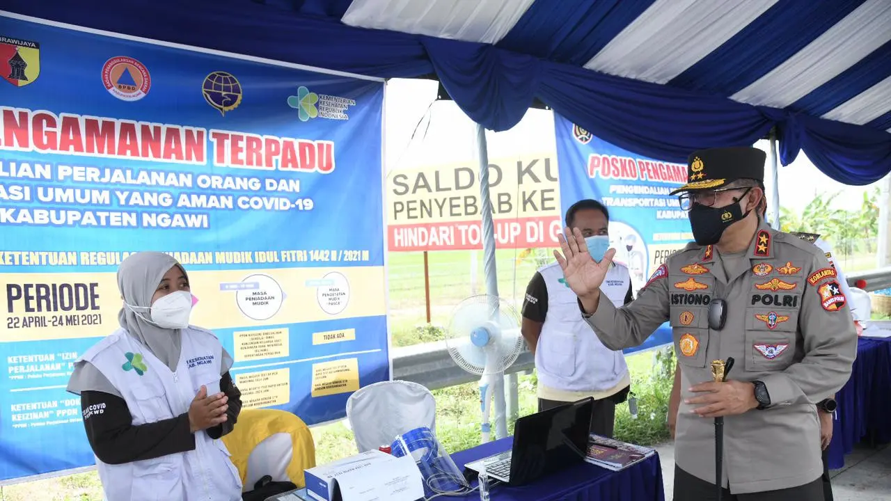 Kepala Korps Lalu Lintas (Kakorlantas) Polri Irjen Pol Istiono saat meninjau sejumlah lokasi di kawasan Mantingan, Kabupaten Ngawi, Jawa Timur.