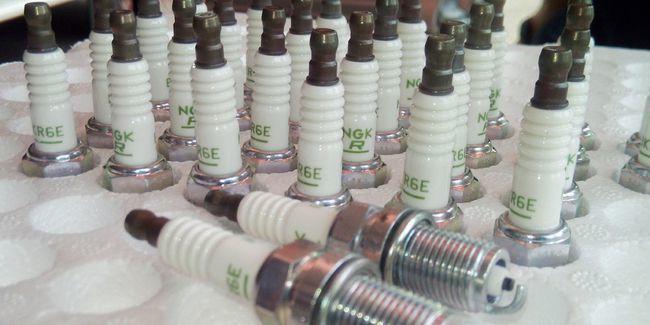 Keramik alumina pada busi NGK (Nazar Ray)