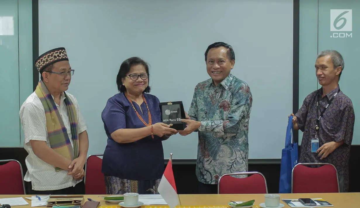 Direktur SCM sekaligus Presiden Direktur Indosiar, Imam Sudjarwo (kedua kanan) memberikan cendera mata kepada Ketua PGI, Pdt Dr Henriette Tabita Lebang (kedua kiri) saat silatuhrami di Jakarta, Rabu (31/7/2019). (Liputan6.com/Faizal Fanani)