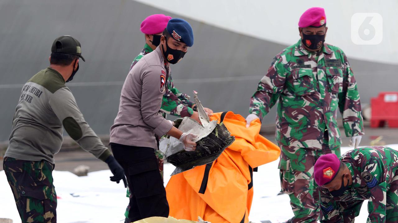 FOTO: Tim Selam Marinir TNI AL Evakuasi Serpihan Pesawat Sriwijaya Air SJ 182