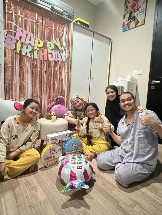 Aldila juga membagikan momen kumpul keluarga saat memberi kejutan untuk anaknya yang berulang tahun. Kondisi Indra Bekti juga sudah tampak membaik. Selain memberi kejutan, Aldila juga menyiapkan sebuah perayaan ultah untuk sang suami sekaligus putri kedua mereka, Amabell Eleanor. (Liputan6.com/IG/@dhila_bekti)