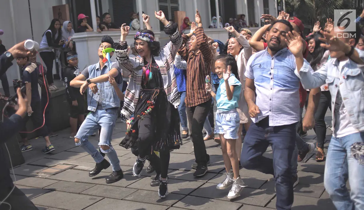 Penyanyi Uut Permatasari saat beraksi dalam pembuatan video klip terbarunya di kawasan Kota Tua, Jakarta, Kamis (5/7). Video klip tersebut berjudul 'hae hae' dari single terbaru Uut Permatasari. (Liputan6.com/Faizal Fanani)