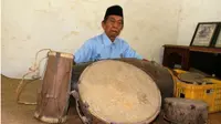 Badri, 80, asal Dusun Jatimenok, Desa Rejosopinggir, adalah salah satu pelaku sekaligus saksi sejarah perjalanan seni Kentrung Jatimenok yang masih ada (Achmad RW/Jawa Pos Radar Jombang)