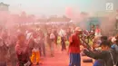 Warga bermain serbuk warna-warni saat colour run dalam Festival Damai Millenial Road Safety di Monas, Jakarta, Minggu (23/6/2019). Serbuk warna-warni yang ditembakkan oleh meriam menambah kemeriahan Festival Damai. (merdeka.com/Iqbal Nugroho)