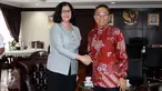 Ketua MPR RI, Zulkifli Hasan berjabat tangan dengan Duta Besar Kuba untuk Indonesia, Nirsia Castro Guevara di Kompleks Parlemen, Jakarta, Kamis (31/3). Kunjungan tersebut membahas kerjasama antara kedua Negara. (Liputan6.com/Johan Tallo)