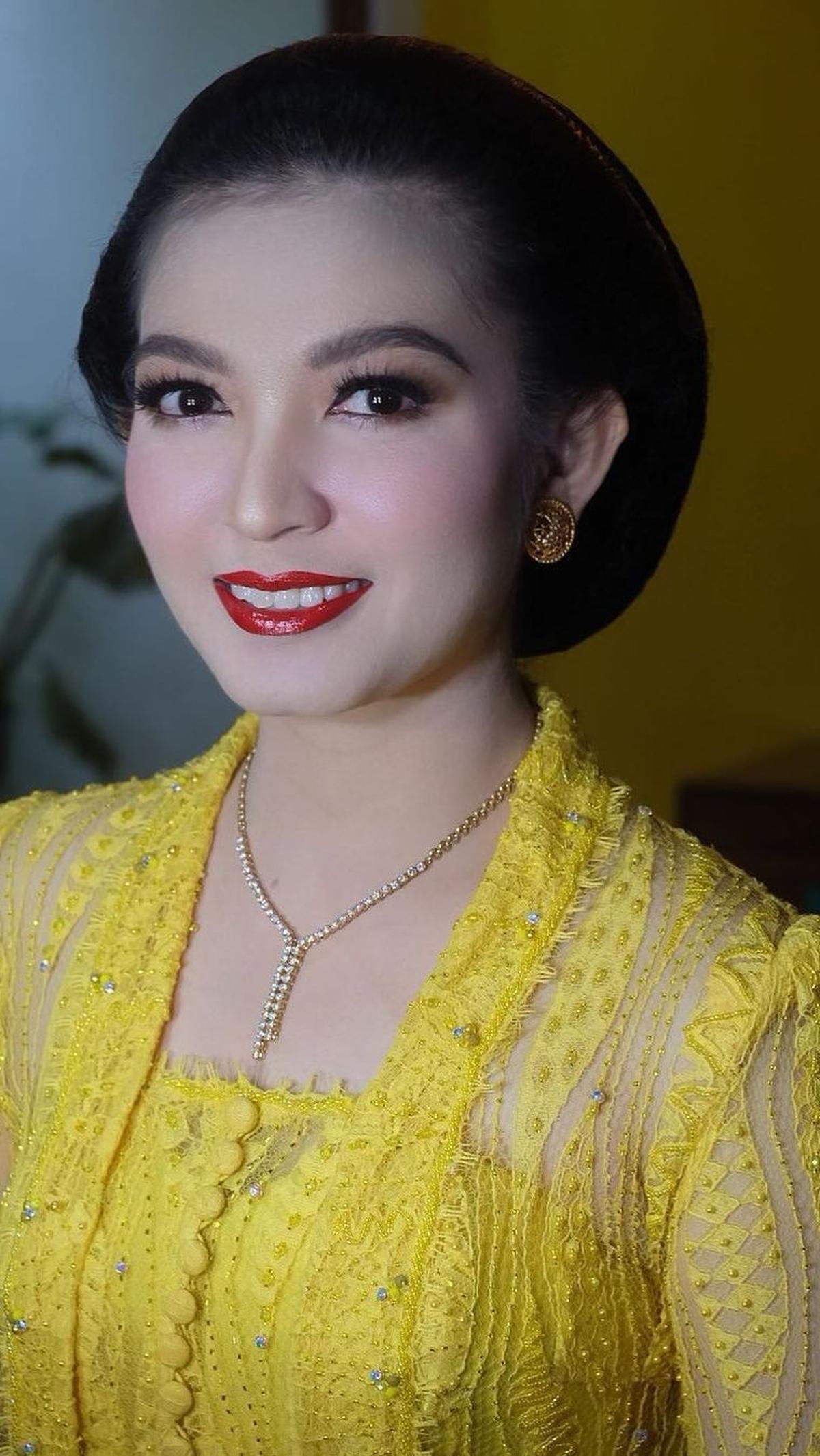 Memiliki pengalaman sebagai pembawa acara di saluran televisi lokal <br>
