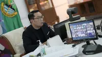 Gubernur Jabar Ridwan Kamil saat mengikuti rakor virtual bersama Menko Bidang Kemaritiman dan Investasi di Gedung Pakuan, Kota Bandung, Rabu (21/7/2021). (Foto: Pipin/Biro Adpim Jabar)