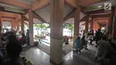 Sejumlah calon siswa baru saat menunggu antrean pengambilan nomor token PPDB di SMPN 92, Jakarta, Senin (25/6). Para orang tua calon siswa baru sudah mendatangi sekolah sejak pukul 6 pagi. (Merdeka.com/Iqbal S Nugroho)