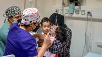 Bayi kembar siam perempuan dempet dada dan perut berusia 11 bulan asal Sukabumi, Jawa Barat, Zahira dan Zaina bersiap menjalani operasi pemisahan di Rumah Sakit Hasan Sadikin (RSHS), Bandung, Rabu, 25 Mei 2022. (sumber foto : Humas RSHS)