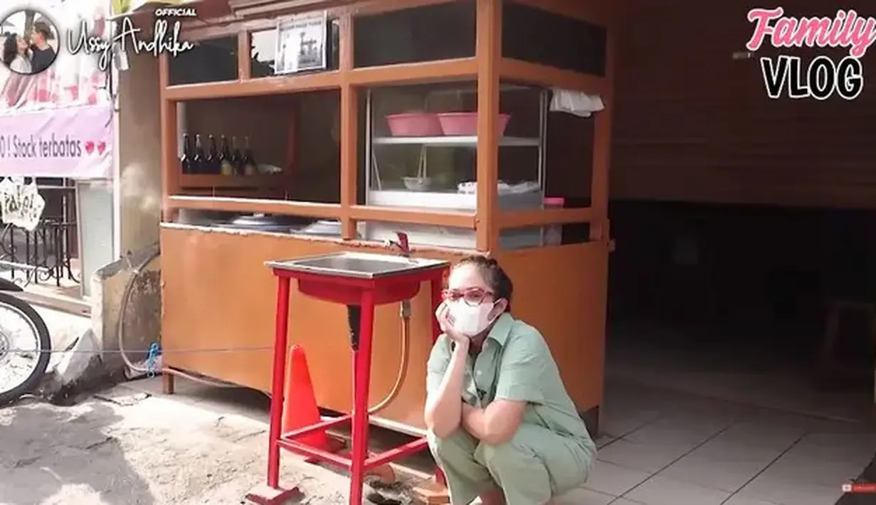 Saking sudah cocok dengan rasanya, Ussy sampai berangkat lebih awal. Saat sampai, ternyata warung bakso langganannya belum buka. Jadi  harus rela menunggu sang pedagang menyiapkan dagangannya. [Youtube/Ussy Andhika Official]