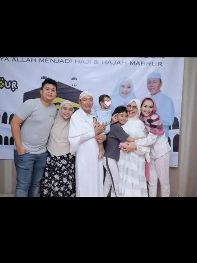 6 Potret Ayu Ting Ting Sambut Orangtua Pulang Haji, Penuh Haru Bahagia