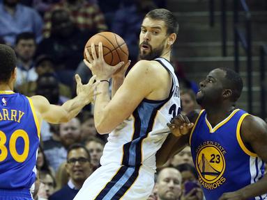 Pebasket Memphis  Marc Gasol (tengah) dihadang pebasket  Warriors Stephen Curry (kiri) dan Draymond Green (kanan) di FedExForum, Memphis, Kamis(12/11/2015) WIB. Golden State menang 100-84. (Mandatory Credit: Nelson Chenault-USA TODAY Sports)