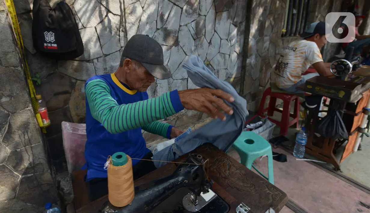Sutayono menyelesaikan jahitan pelanggan di kawasan Matraman, Jakarta, Jumat (24/7/2020). Pria 74 tahun itu rencananya berangkat haji pada 2022 mendatang usai melunasi administrasi sejak 2016 silam dari hasil menjahit, namun keberangkatannya harus diundur akibat Covid-19. (merdeka.com Imam Buhori)