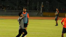 Salah satu suporter Juventus berlari memasuki lapangan di Stadion GBK, Jakarta, (5/8/2014), untuk memeluk salah satu pemain depan I Bianconeri. (Liputan6.com/Helmi Fithriansyah) 