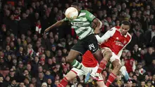 Pemain Sporting CP, Dario Essugo, menyundul bola saat melawan Arsenal  pada leg kedua babak 16 besar Liga Europa di Stadion Emirates, Jumat (17/3/2023). Pemenang antara Arsenal dan Sporting CP harus ditentukan lewat adu penalti karena agregat kedua tim masih imbang 3-3. (AP Photo/Ian Walton)