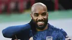 Penyerang Arsenal, Alexandre Lacazette berselebrasi setelah mencetak gol ke gawang Sheffield United pada pertandingan lanjutan Liga Inggris di stadion Bramall Lane di Sheffield, Inggris, Senin (12/4/2021). Lacazette mencetak dua gol dan mengantar Arsenal menang 3-0. (Laurence Griffiths/Pool via AP)