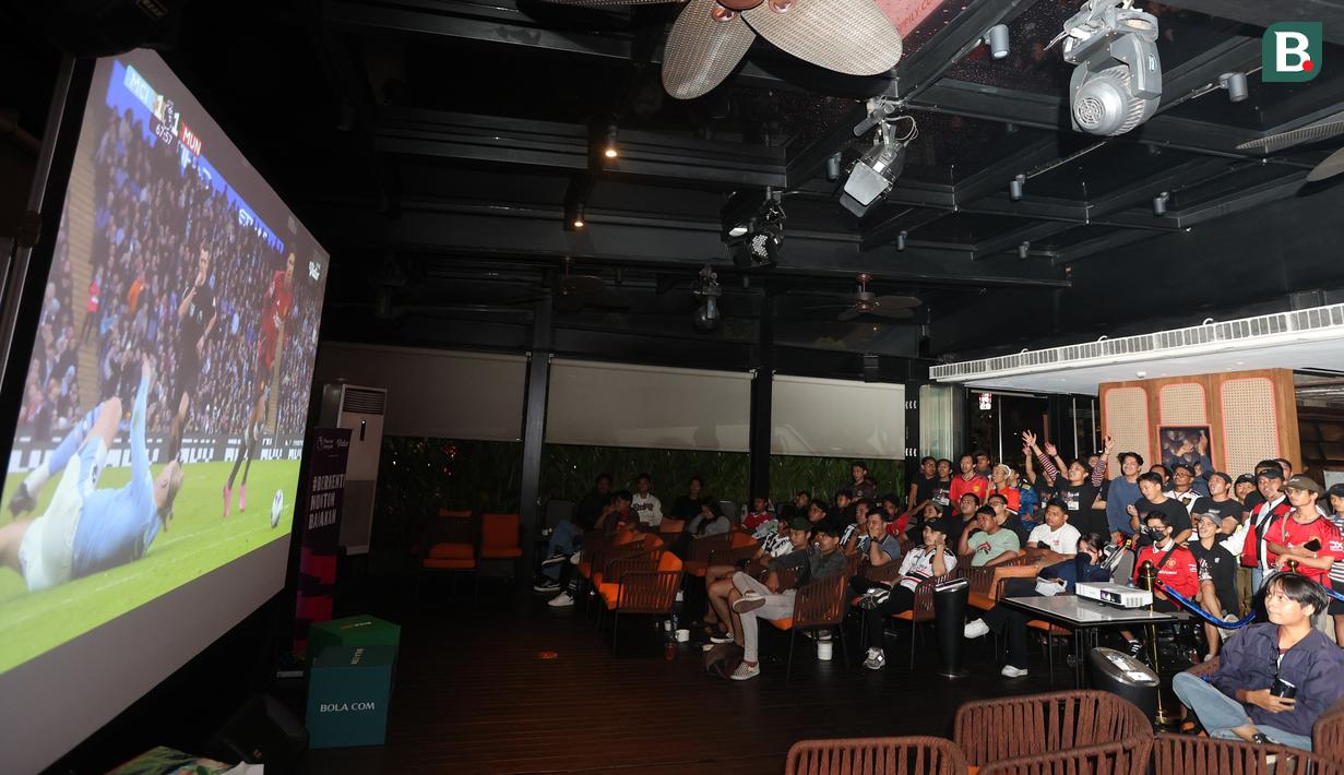<p>Suasana Roaring Night Manchester City vs Manchester United di Babahramu Dine &amp; Bar, Episode Hotel, Gading Serpong, Tangerang, Minggu (3/3/2024). (Bola.com/M Iqbal Ichsan)</p>