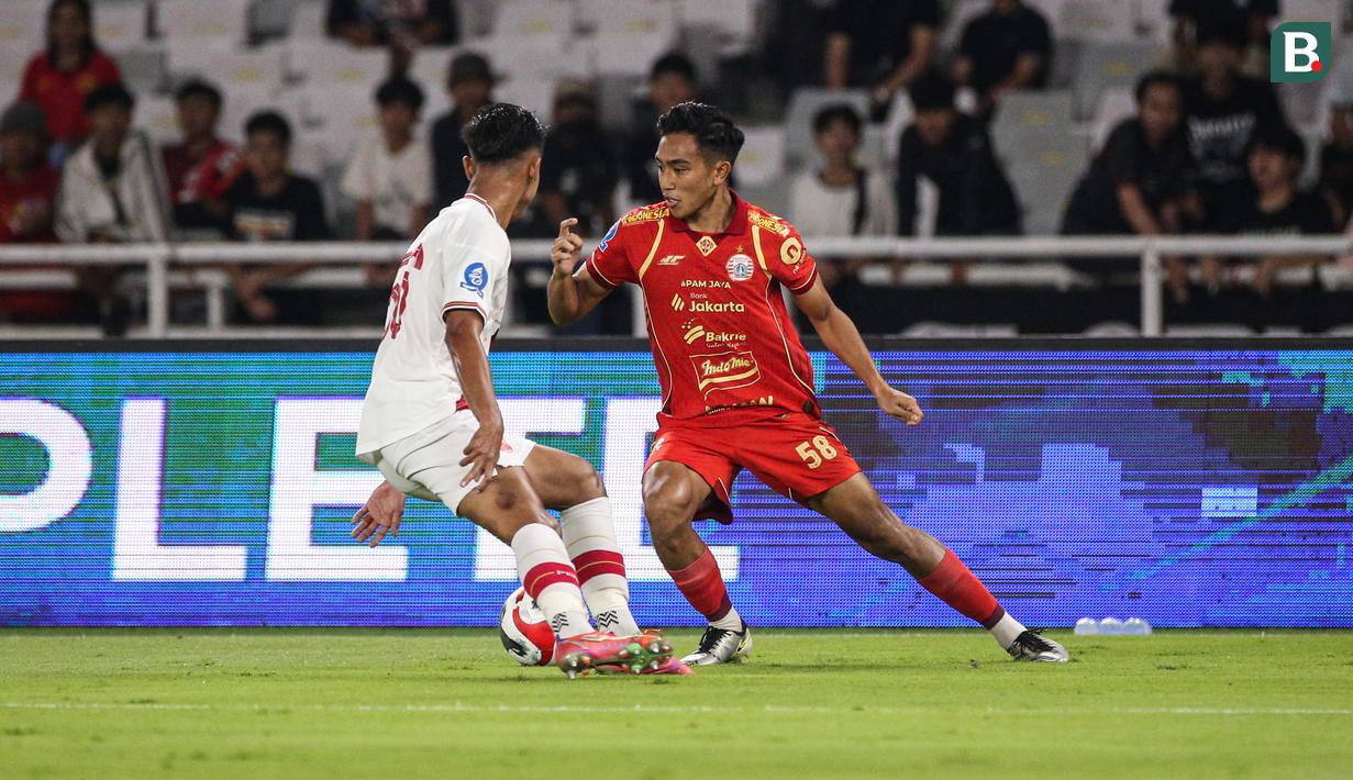 Pemain Persija Jakarta, Rayhan Hannan mencoba melewati pemain Persis Solo pada laga pekan ke-30 BRI Super League musim ini di Stadion Utama Gelora Bung Karno (SUGBK), Jakarta, Senin (27/04/2026) malam WIB. (Bola.com/Abdul Aziz)
